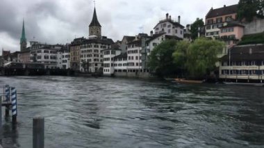 Limmat nehri, bolca su ve Zürih İsviçre 'deki Aziz Peter ve Fraumnster.
