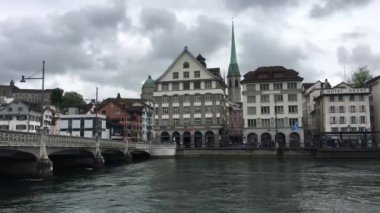 Zürih İsviçre 'deki Predigerkirche ve Limmat Nehri
