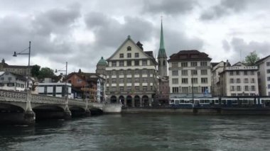Zürih İsviçre 'deki Predigerkirche ve Limmat Nehri