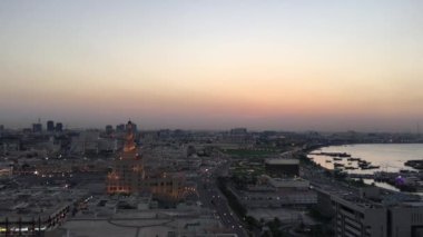 Doha Katar 'da gün batımında FANAR Katar İslam Kültür Merkezi