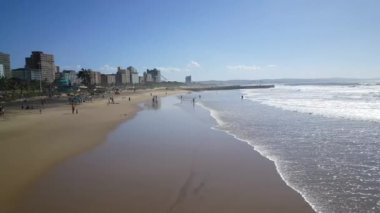 Güneşli bir gün Güney Afrika 'da Durban plajı