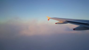 Bulutların arasında uçan uçak