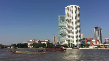 Wat Yannawa tapınağından Bangkok manzaralı Chao Phraya 'da uzun kuyruklu tekne ve Çin teknesi.