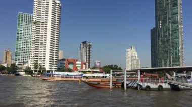 Wat Yannawa tapınağından Bangkok manzaralı Chao Phraya nehrinde feribot.