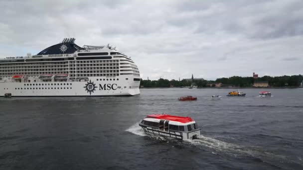 Ferries Rond Het Msc Cruiseschip Stockholm Zweden — Stockvideo