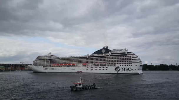 Vontatóhajó Elhagyja Msc Cruise Hajó Stockholmban Svédország — Stock videók
