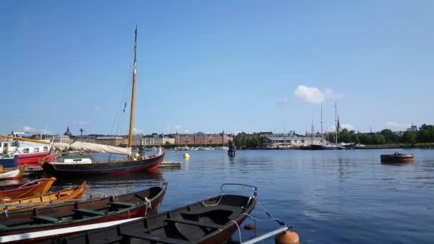 Пирс Классическими Лодками Skeppsholmen Stockholm Sweden — стоковое видео