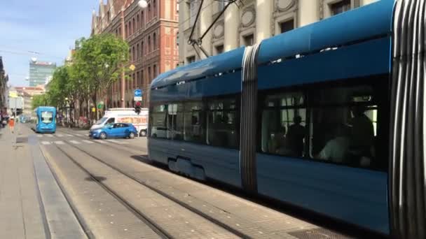 Zagreb Şehir Merkezinden Geçen Tramvay Hırvatistan — Stok video