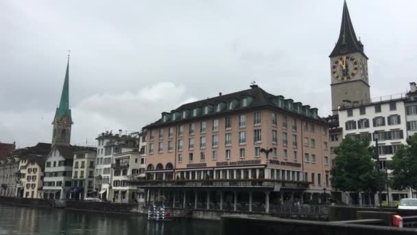 Río Limmat Con Mucha Agua San Pedro Fraumnster Zurich Suiza — Vídeo de stock