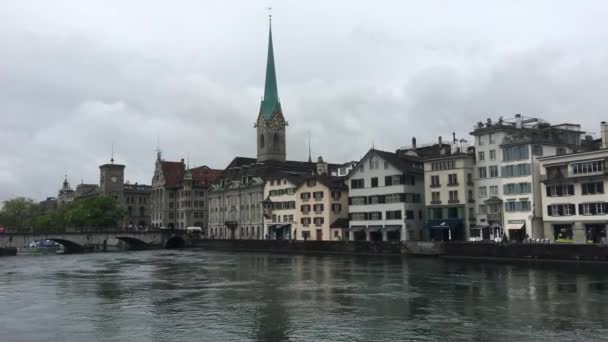 Sungai Limmat Dengan Banyak Air Dan Peter Dan Fraumnster Zurich — Stok Video