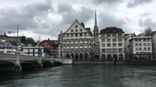 Predigerkirche Και Ποταμός Limmat Στη Ζυρίχη Της Ελβετίας — Αρχείο Βίντεο