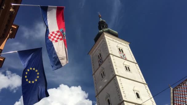 Bandiera Europea Croata Accanto Alla Chiesa San Marco Nel Centro — Video Stock