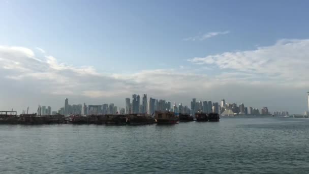 Παραδοσιακό Dhow Αραβικά Ιστιοφόρα Σκάφη Στο Dhow Harbour Τον Ορίζοντα — Αρχείο Βίντεο