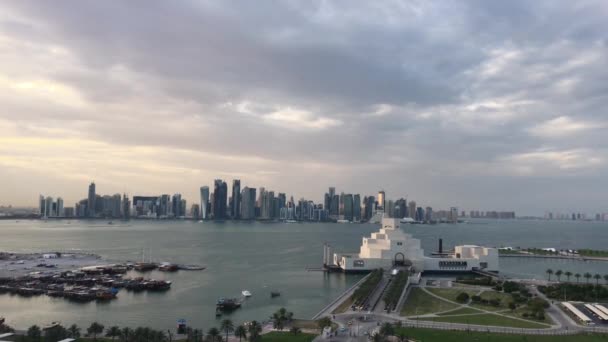 Flygfoto Från Museum Islamic Art Corniche Med Dhow Harbour Doha — Stockvideo