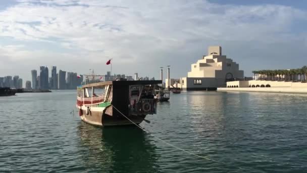 Museo Arte Islámico Corniche Con Dhow Tradicional Velero Árabe Puerto — Vídeos de Stock