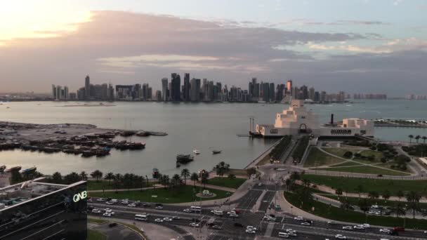 Flygfoto Från Museum Islamic Art Corniche Med Dhow Harbour Doha — Stockvideo