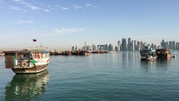 Traditionell Dhow Arabiska Segelfartyg Morgonen Med Doha Skyline Bakgrunden Qatar — Stockvideo