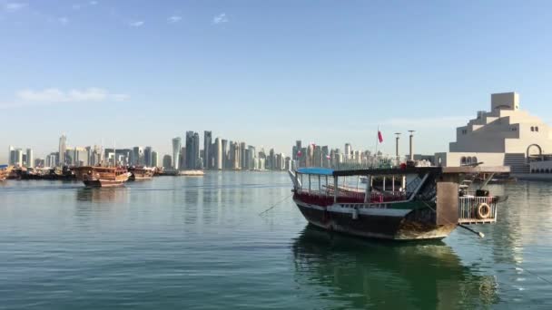 Museet För Islamisk Konst Corniche Med Traditionell Dhow Arabiska Segelfartyg — Stockvideo