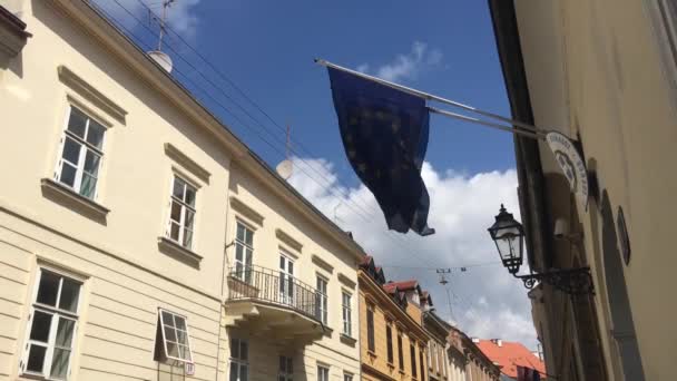 Ευρωπαϊκή Και Ελληνική Σημαία Στην Παλιά Πόλη Του Ζάγκρεμπ Της — Αρχείο Βίντεο
