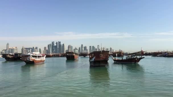 伝統的なダウ船 朝のダウ ハーバーとドーハ スカイラインのアラブ船 — ストック動画