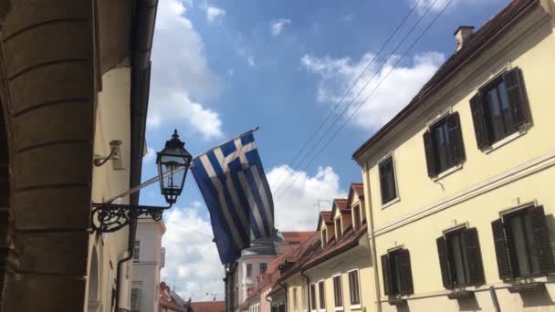 Grekiska Och Europeiska Flaggan Den Gamla Staden Zagreb Kroatien — Stockvideo