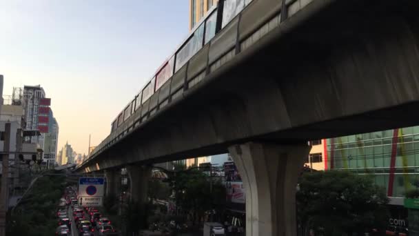 Metro Passando Estrada Sukhumvit Bangkok Tailândia — Vídeo de Stock