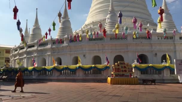 Маленький Монах Ходит Вокруг Храма Ват Prayurawongsawas Бангкок Таиланд — стоковое видео