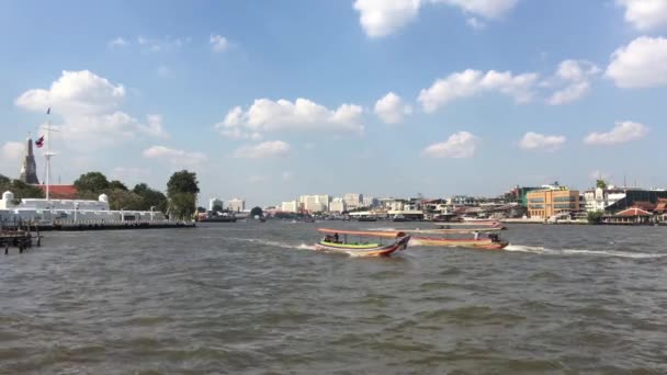 Långstjärtade Båtar Vid Chao Phraya Floden Bangkok Thailand — Stockvideo