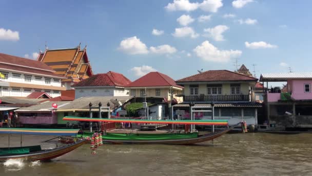 Длиннохвостая Лодка Туристами Проходящими Каналу Бангкок — стоковое видео