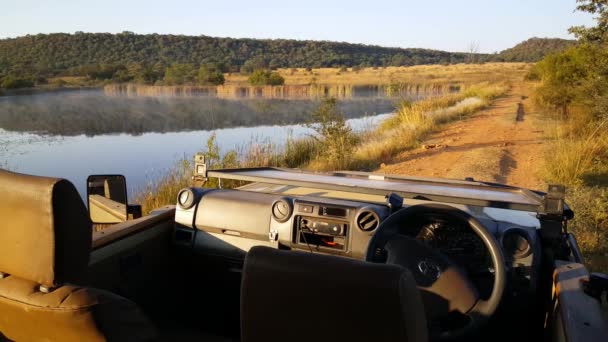 Safari Auto Vedle Jezera Národním Parku Pilanesberg Jižní Africe — Stock video