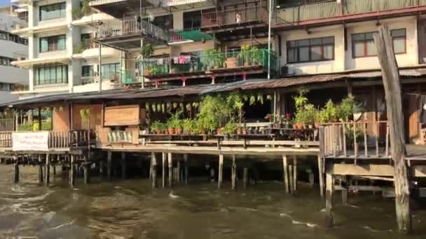 Blick Von Einer Fähre Mit Gebäuden Entlang Des Chao Phraya — Stockvideo