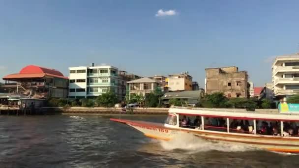 Паром Проходящий Мимо Другого Парома Реке Чао Прайя Бангкоке Таиланд — стоковое видео
