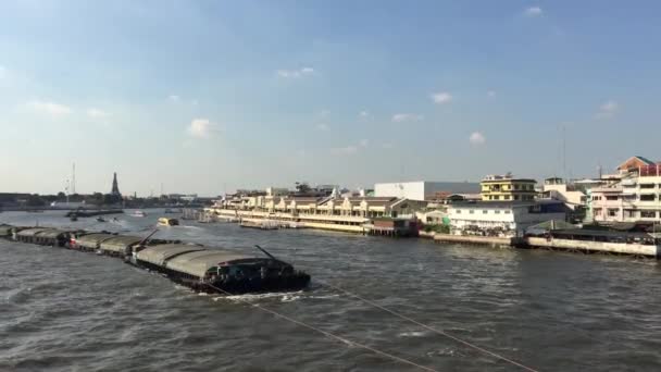 Chao Phraya Flodutsikt Från Minnesbron Med Ett Stort Lastfartyg Och — Stockvideo