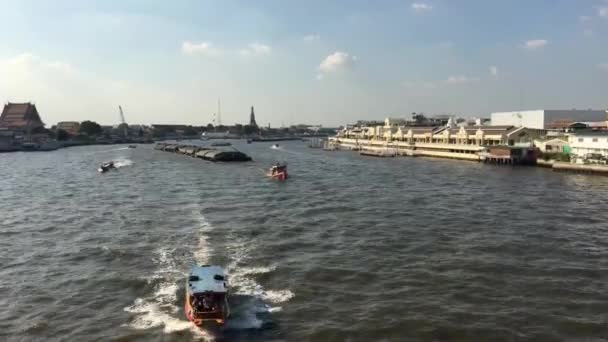 Chao Phraya Flodutsikt Från Minnesbron Med Ett Stort Lastfartyg Passerar — Stockvideo