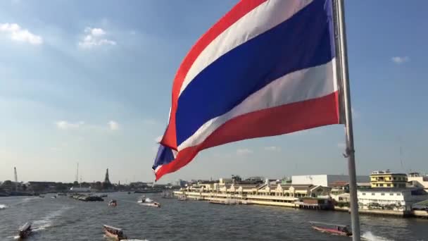 Thailändsk Flagga Vid Minnesbron Med Livlig Båttrafik Vid Chao Phraya — Stockvideo