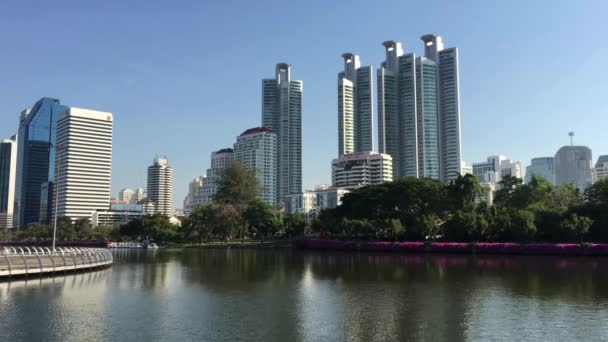 Lake Skyscrapers Benjakitti Park Bangkok Thailand — Stock Video