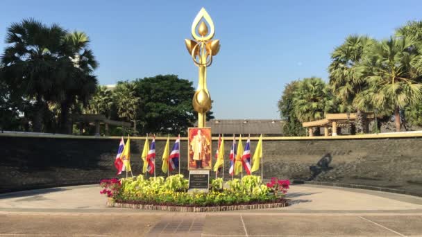 Bangkok Tayland Daki Benjakitti Parkı Ndaki Altın Anıt — Stok video