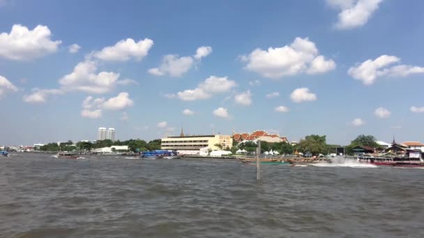 泰国曼谷Chao Phraya河的长尾船 — 图库视频影像