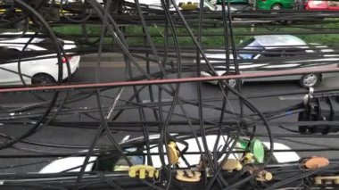 Sukhumvit Bangkok Tayland 'dan geçen arabaların elektrik kabloları