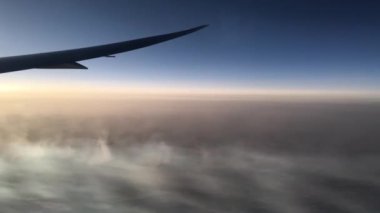 Bulutların üzerinde uçarken ve Abu Dabi 'ye doğru uçarken, Birleşik Arap Emirlikleri