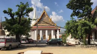 İnsansız hava aracı Bangkok, Tayland 'daki Wat Prayurawongsa tapınağının yanından geçiyor.