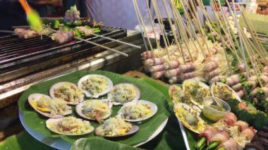 Bangkok, Tayland 'daki bir markette sağlıklı barbekü yemekleri.