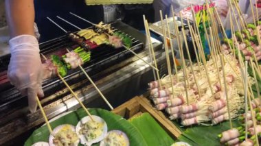 Bangkok, Tayland 'daki bir markette sağlıklı barbekü yemekleri.