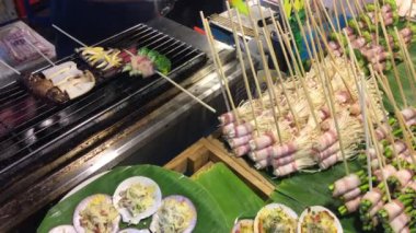 Bangkok, Tayland 'daki bir markette sağlıklı barbekü yemekleri.