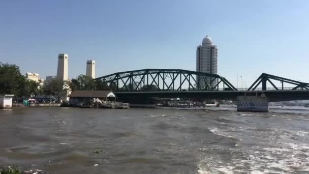 Blick Von Einer Fähre Mit Gebäuden Entlang Des Chao Phraya — Stockvideo