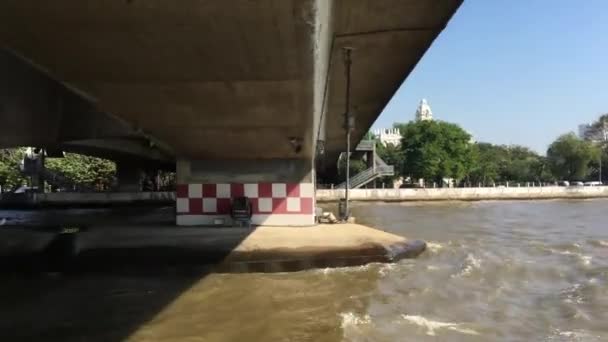 Widok Promu Przechodzącego Przez Most Nad Rzeką Chao Phraya Bangkoku — Wideo stockowe