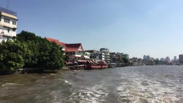 Blick Von Einer Fähre Mit Gebäuden Entlang Des Chao Phraya — Stockvideo
