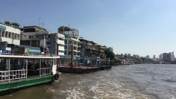 Kilátás Egy Komp Épületek Mentén Chao Phraya Folyó Bangkok Thaiföld — Stock videók