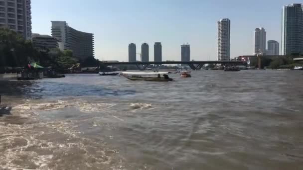 Uitzicht Vanaf Een Veerboot Van Bangkok Skyline Langs Chao Phraya — Stockvideo