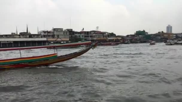 在泰国曼谷Chao Phraya河经过的长尾船 — 图库视频影像